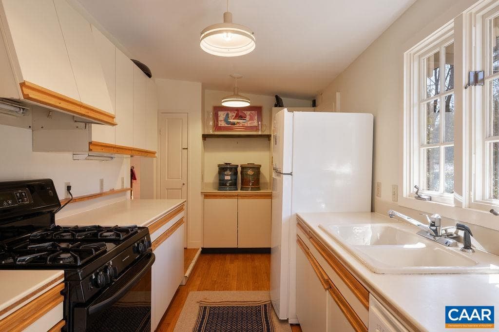 907 Cottage Ln photo 7