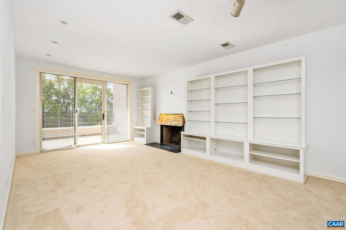 408 E Market St #305 photo 3