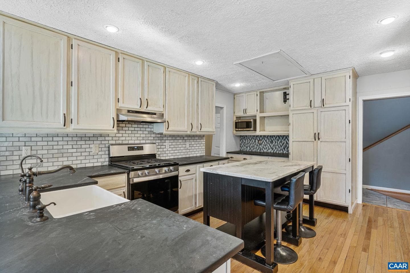 30 Colonial Rd photo 9