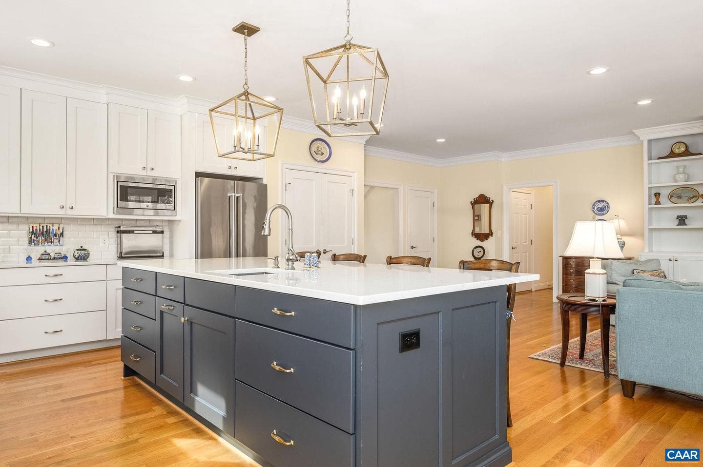 4063 Varick St photo 7