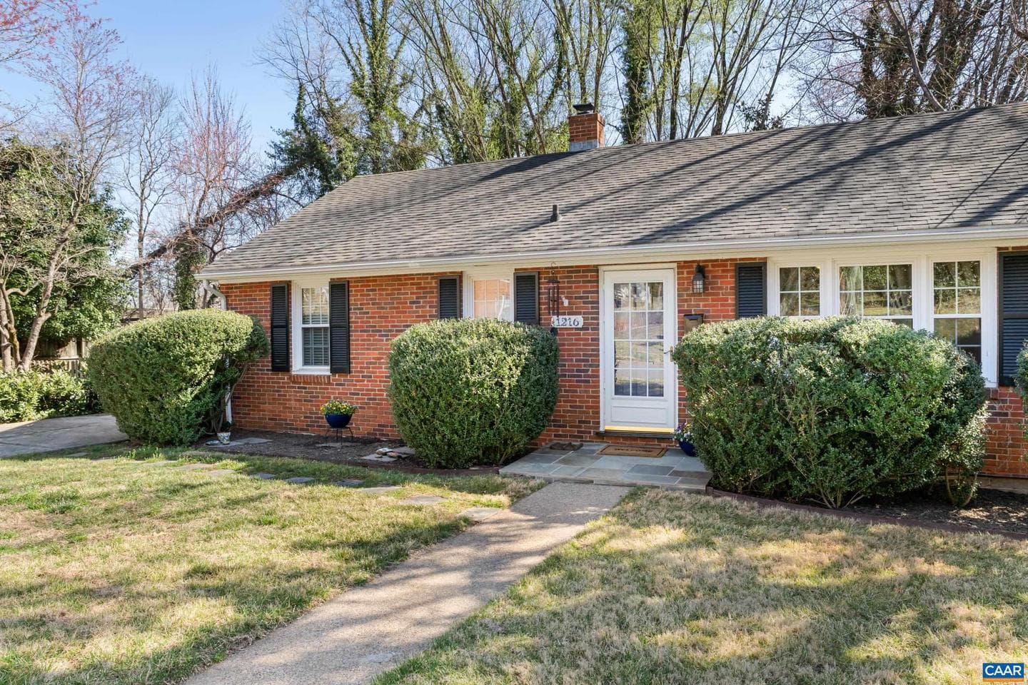 1216 Sherwood Rd photo 2