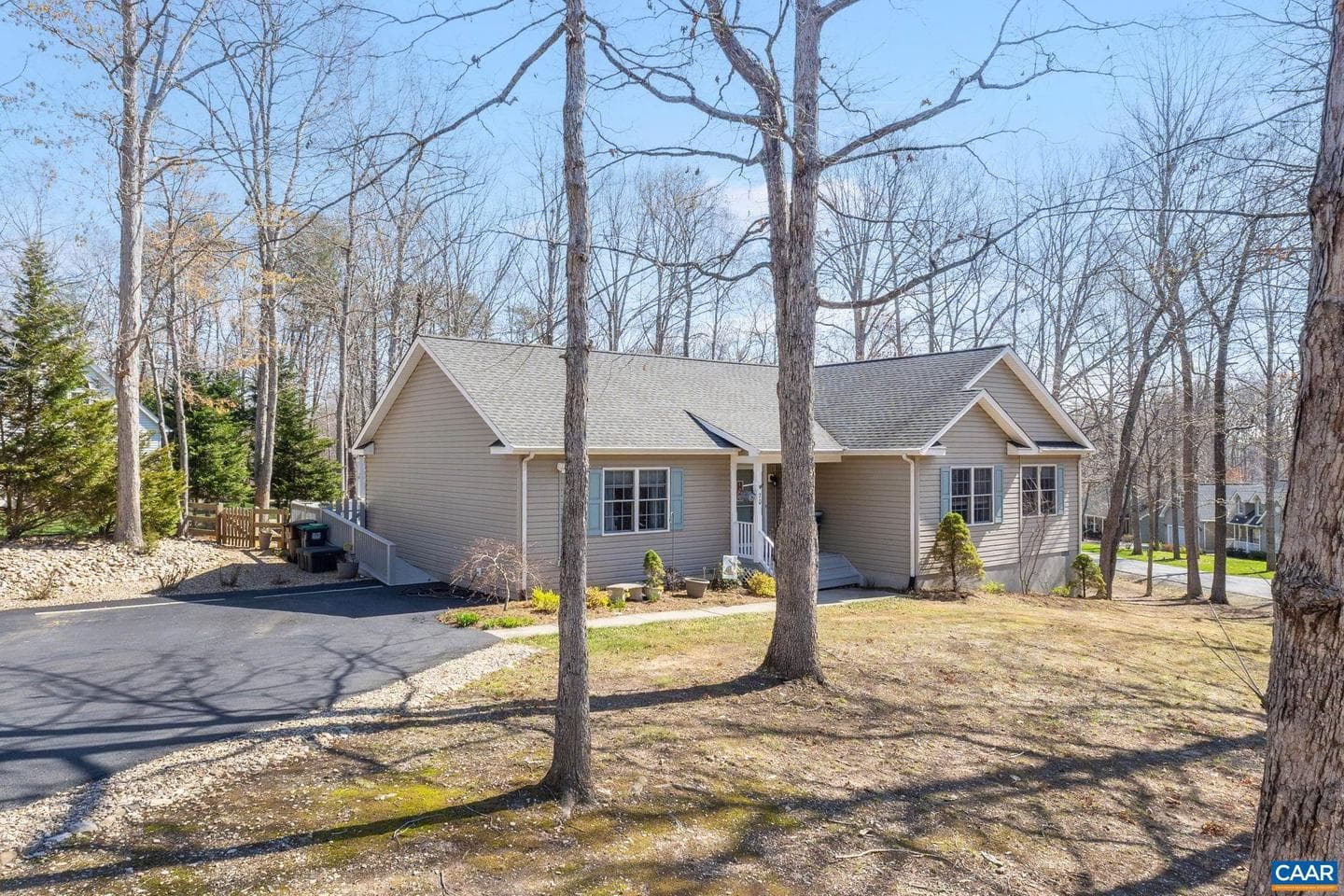 70 Riverside Dr photo 3