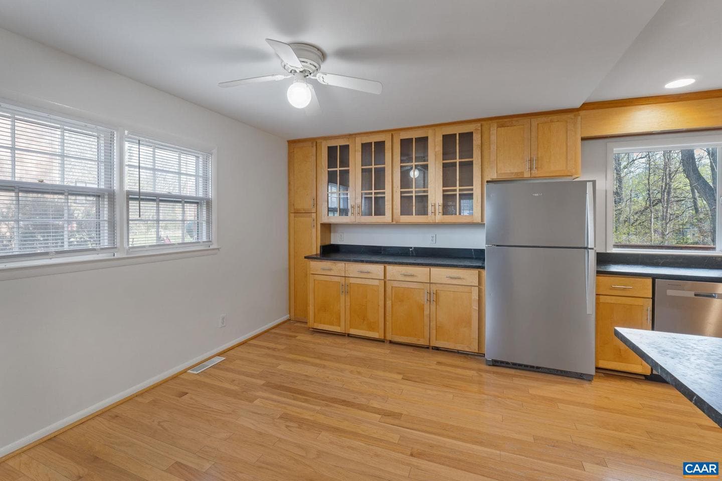 617 Davis Ave photo 8
