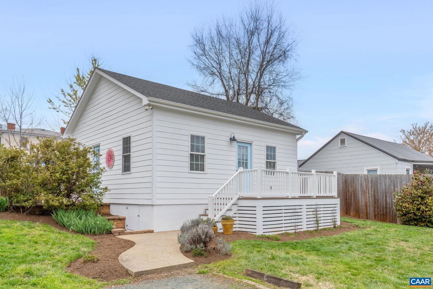 207 Douglas Ave photo 3