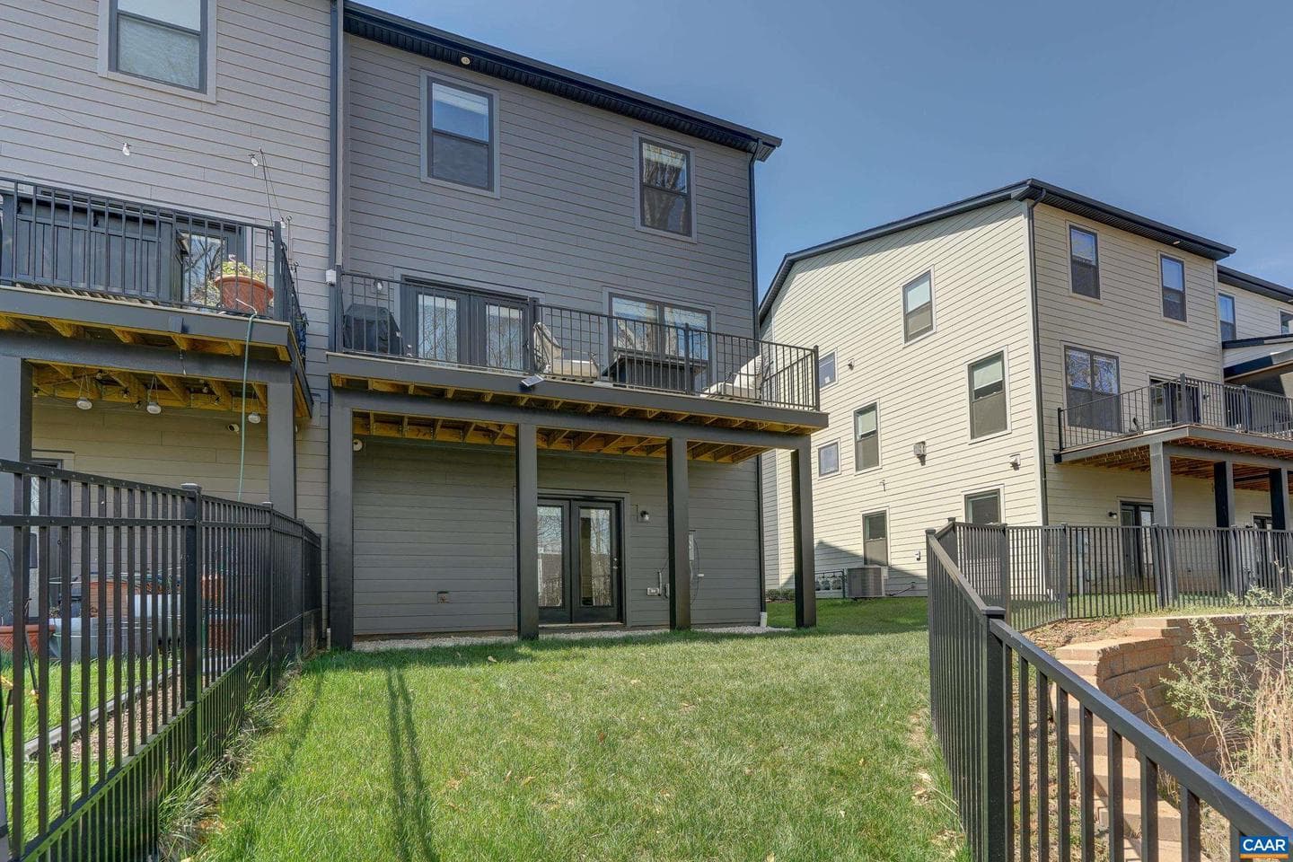 1816 Fowler St photo 2