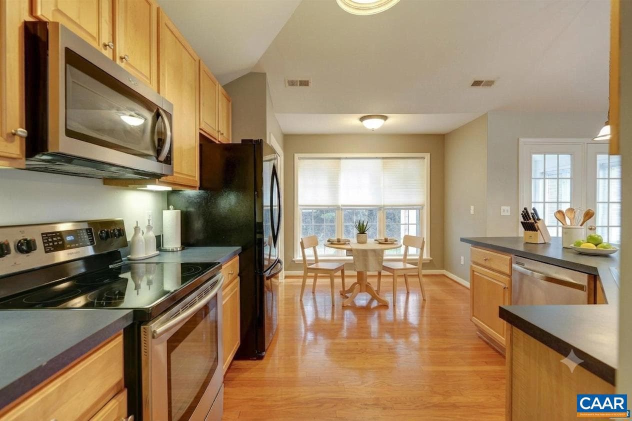 685 Courtyard Ct photo 19