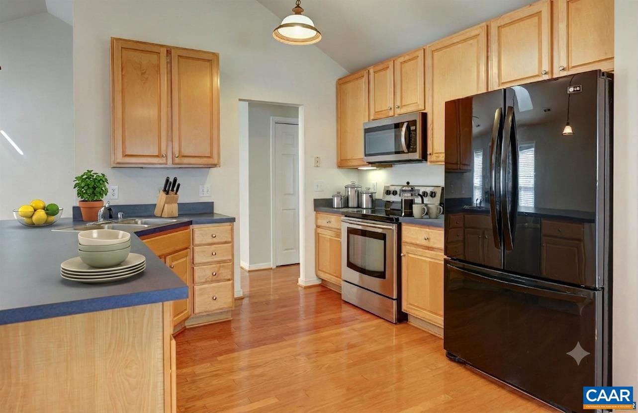 685 Courtyard Ct photo 23
