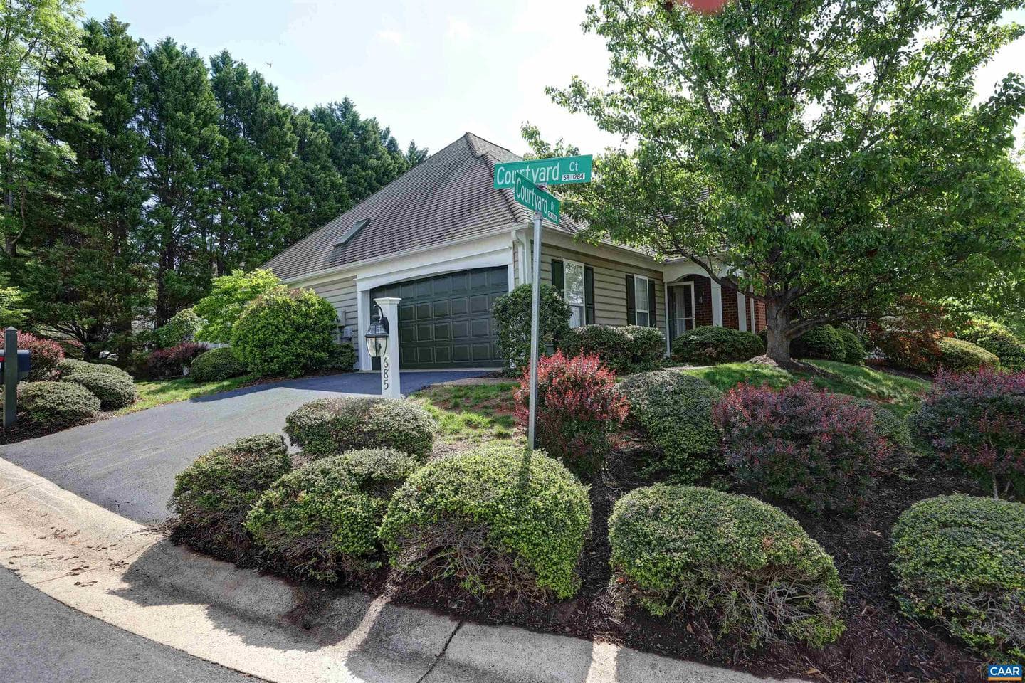 685 Courtyard Ct photo 3