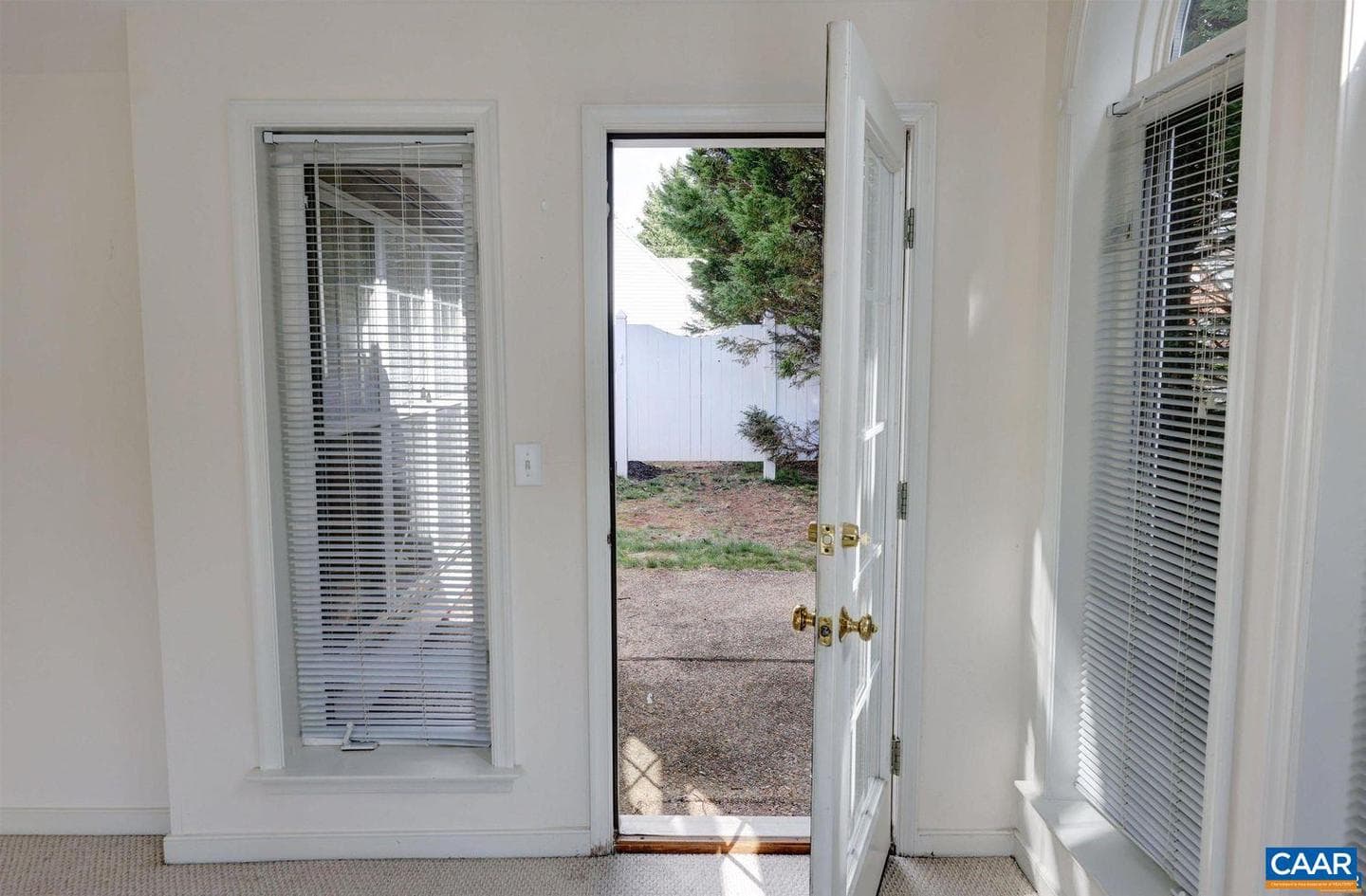 685 Courtyard Ct photo 36