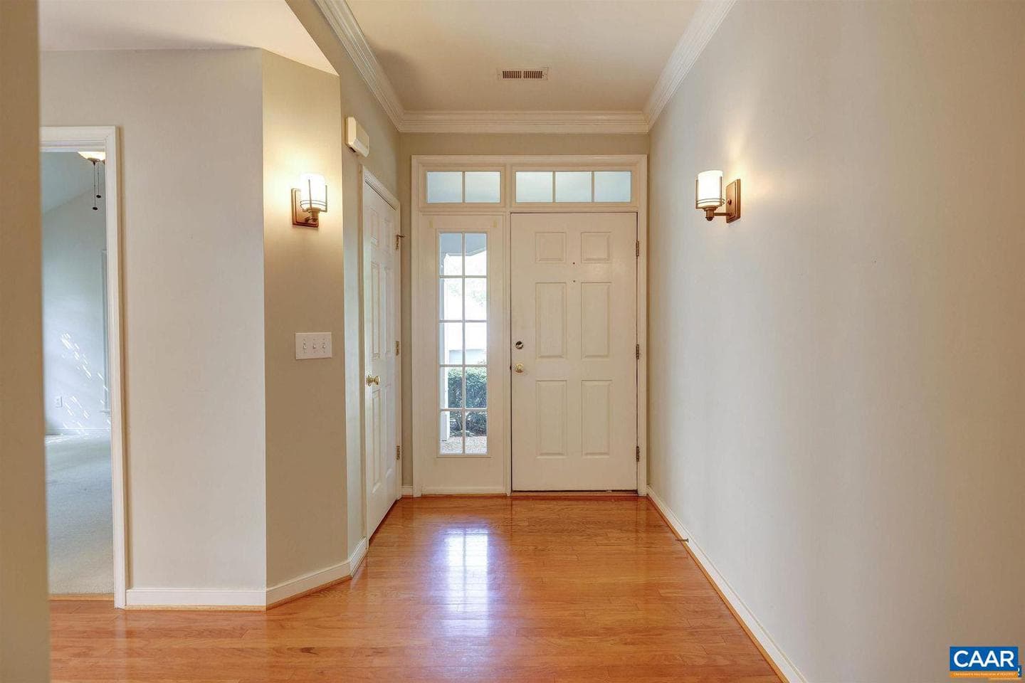 685 Courtyard Ct photo 4