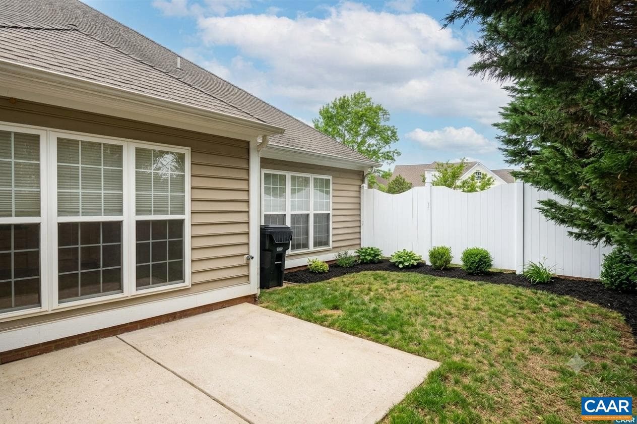 685 Courtyard Ct photo 41