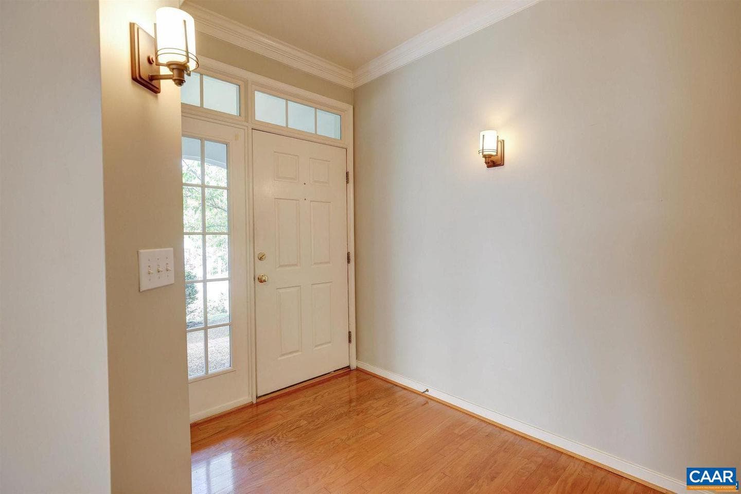 685 Courtyard Ct photo 6