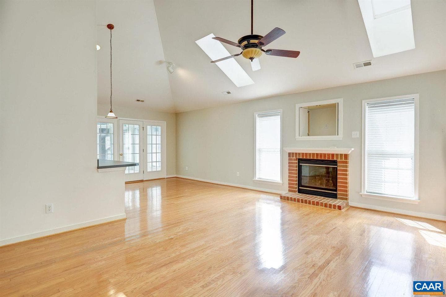 685 Courtyard Ct photo 8