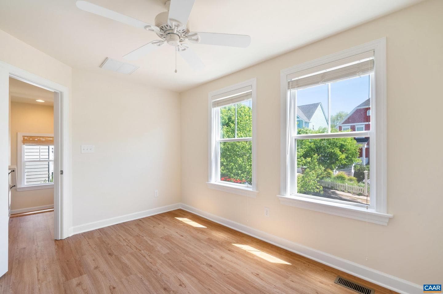 233 Huntley Ave photo 16
