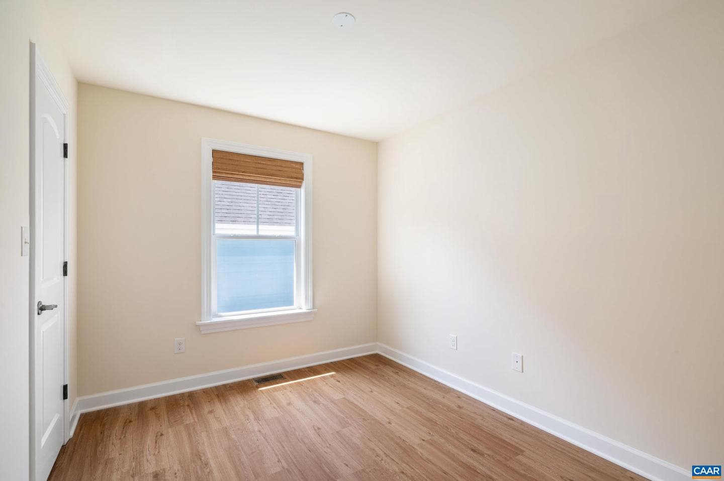 233 Huntley Ave photo 17