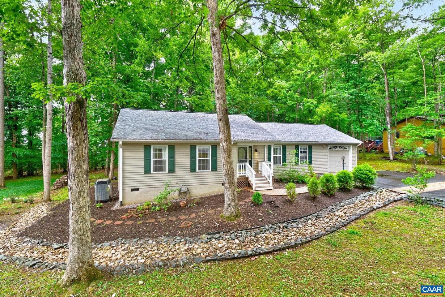 75 Riverside Dr photo 3
