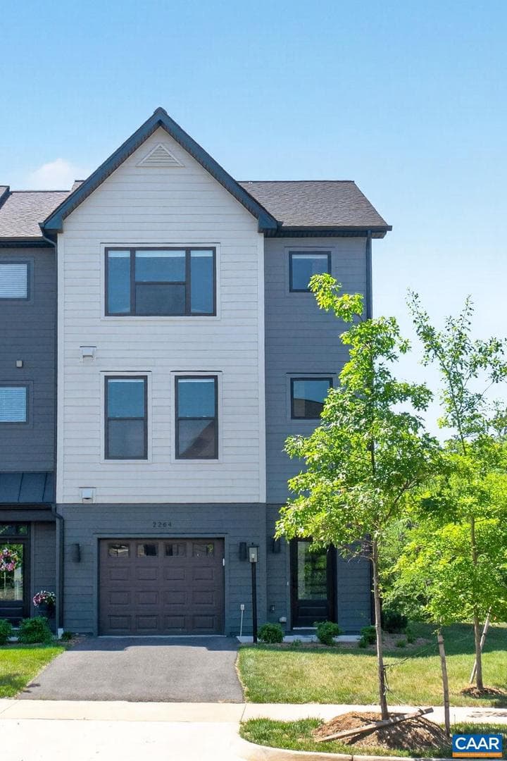 2264 Fowler Cir photo 4