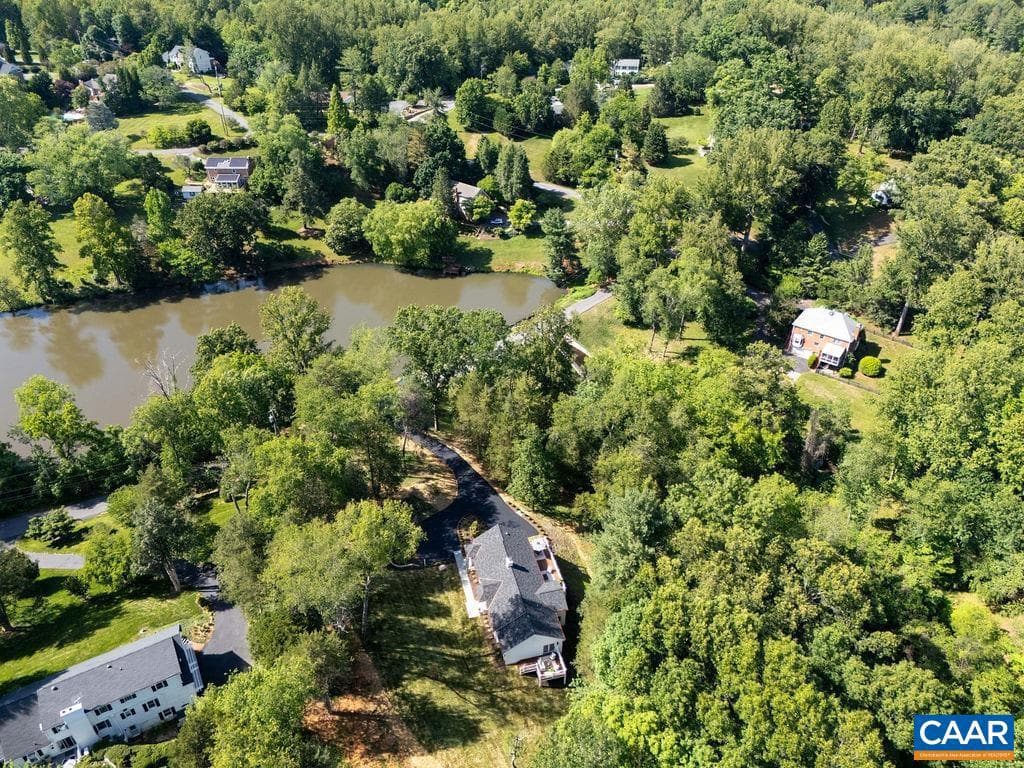 935 Emerson Dr photo 3