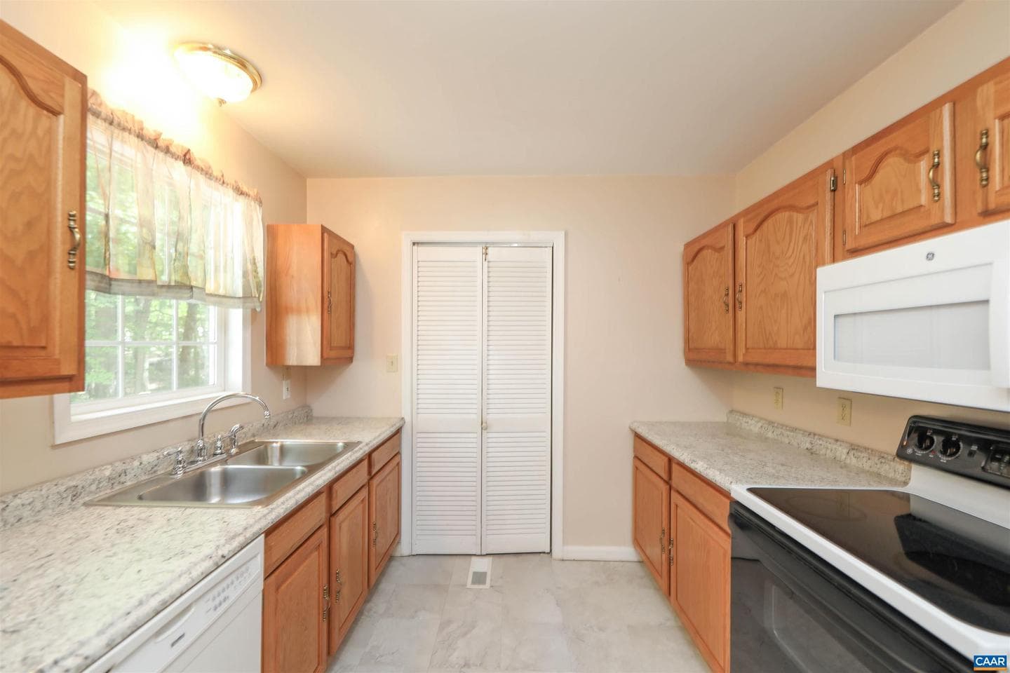 26 West Lake Forest Dr photo 4