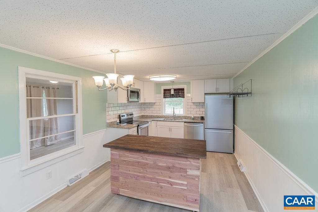 1043 Ford Ave photo 8