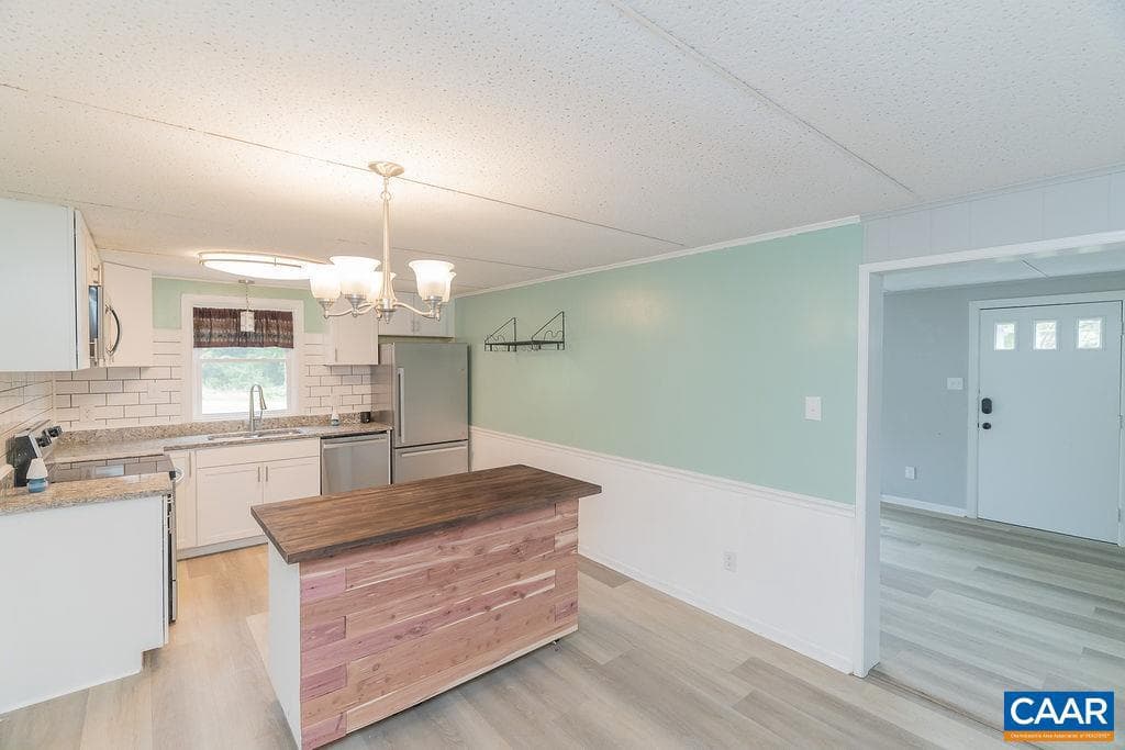1043 Ford Ave photo 9
