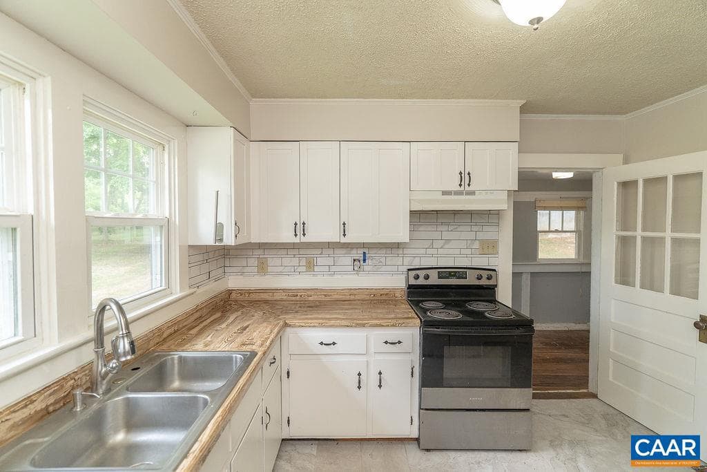 1893 W River Rd, Scottsville
