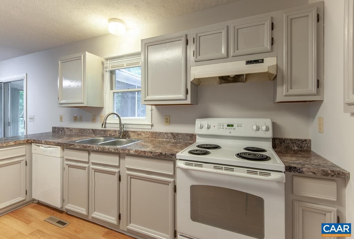 56 Riverside Dr photo 10