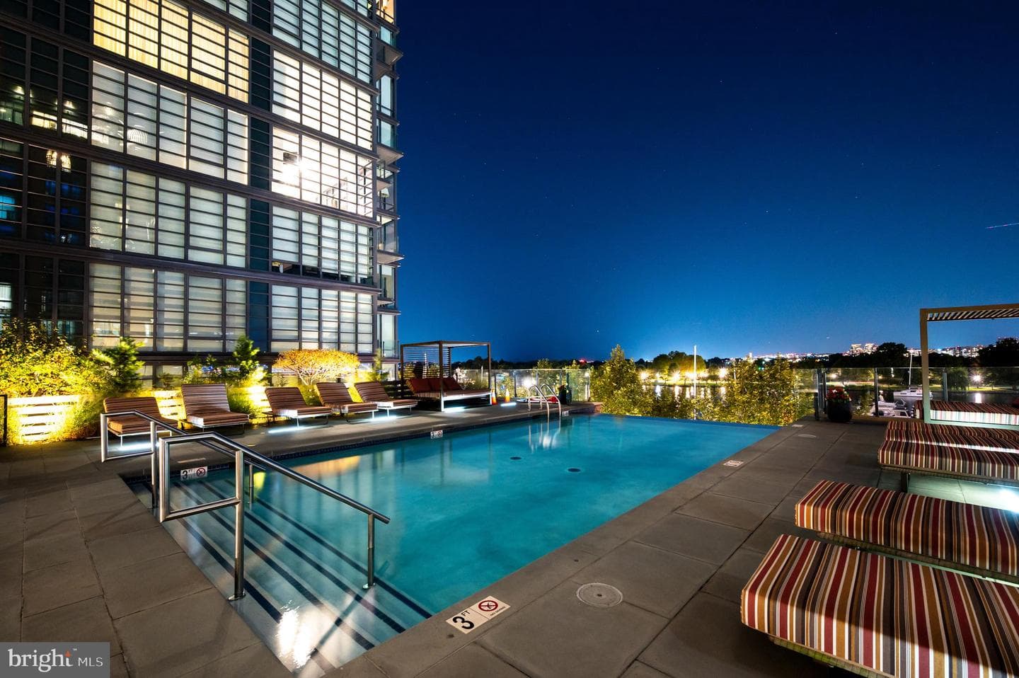 45 Sutton Square SW #306 photo 35