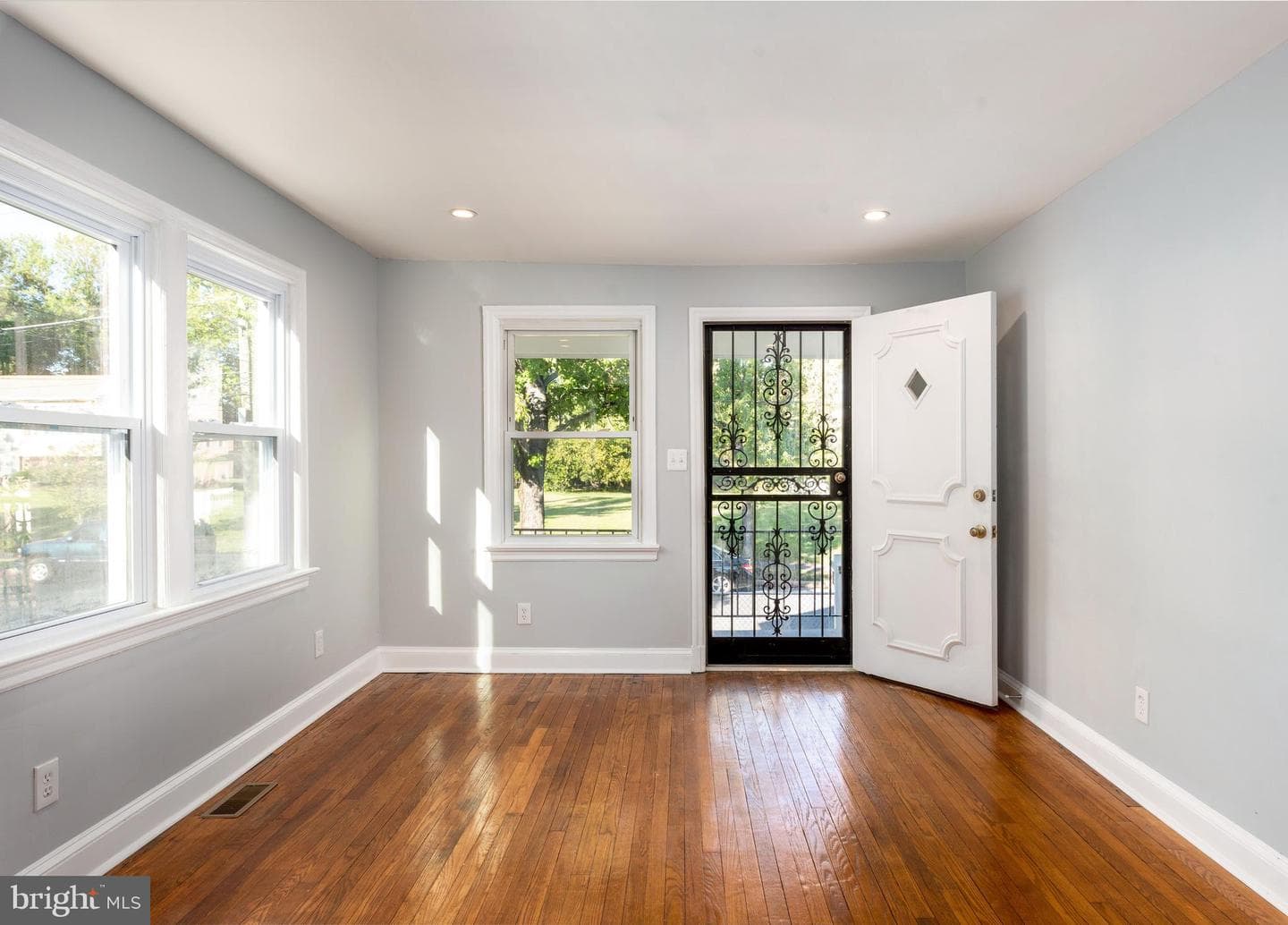 5513 Jay Street NE photo 4