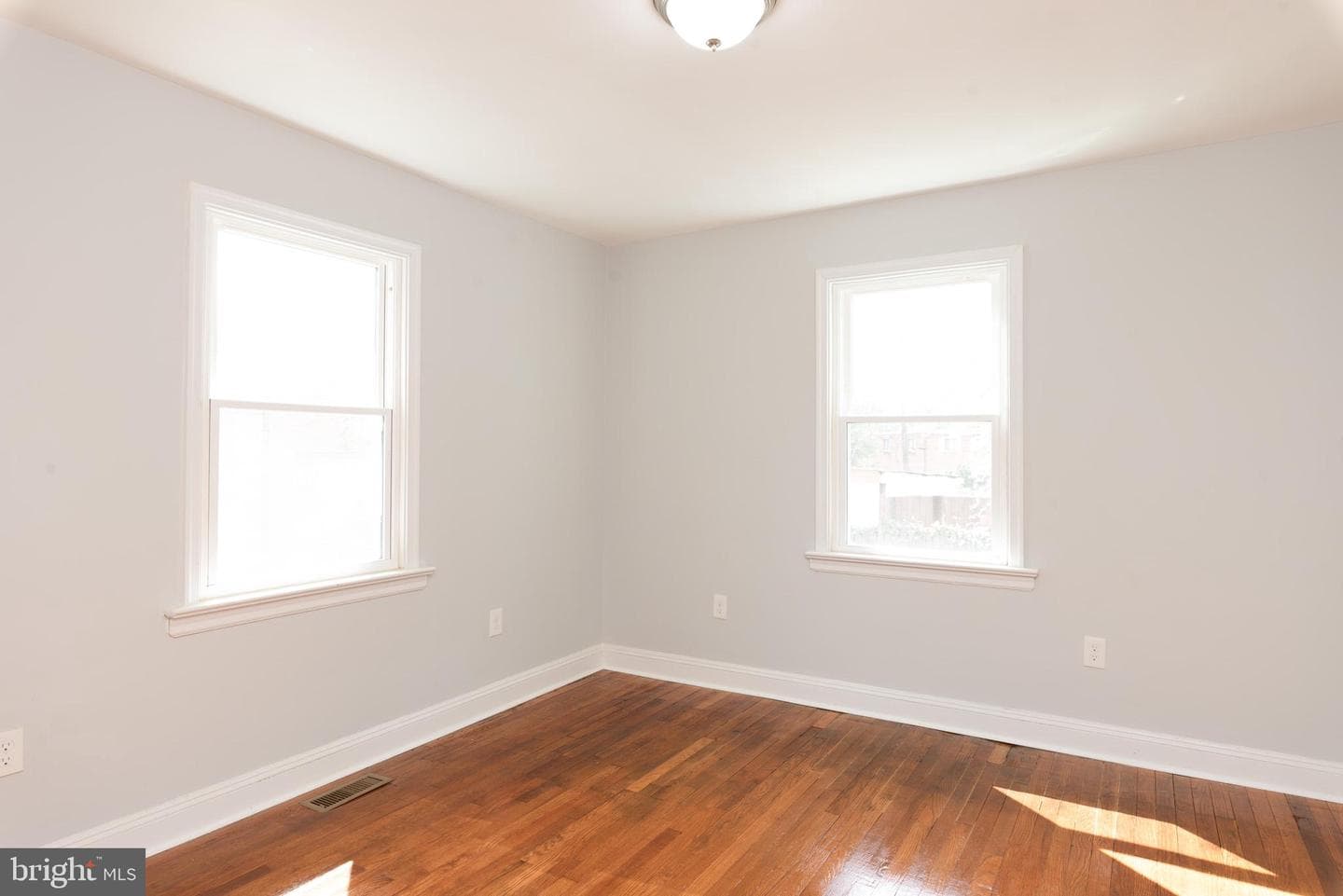5513 Jay Street NE photo 9