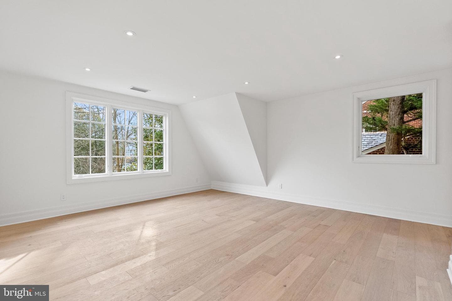 4433 Cathedral Avenue NW photo 36