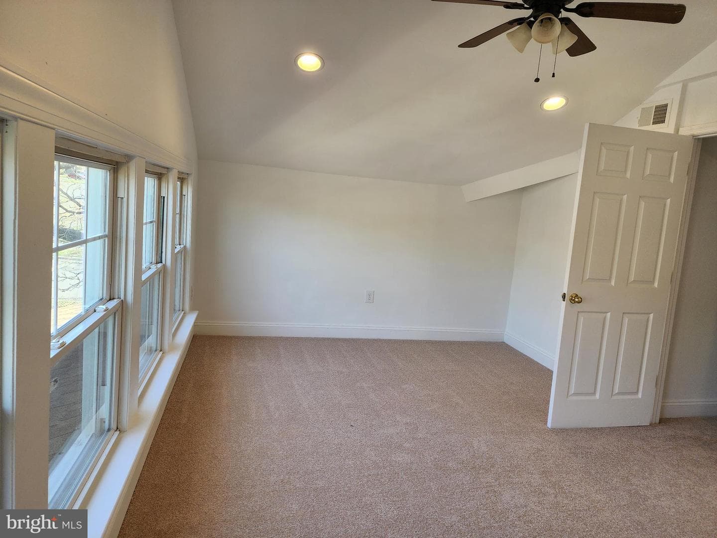 3047 Douglas Street NE photo 19