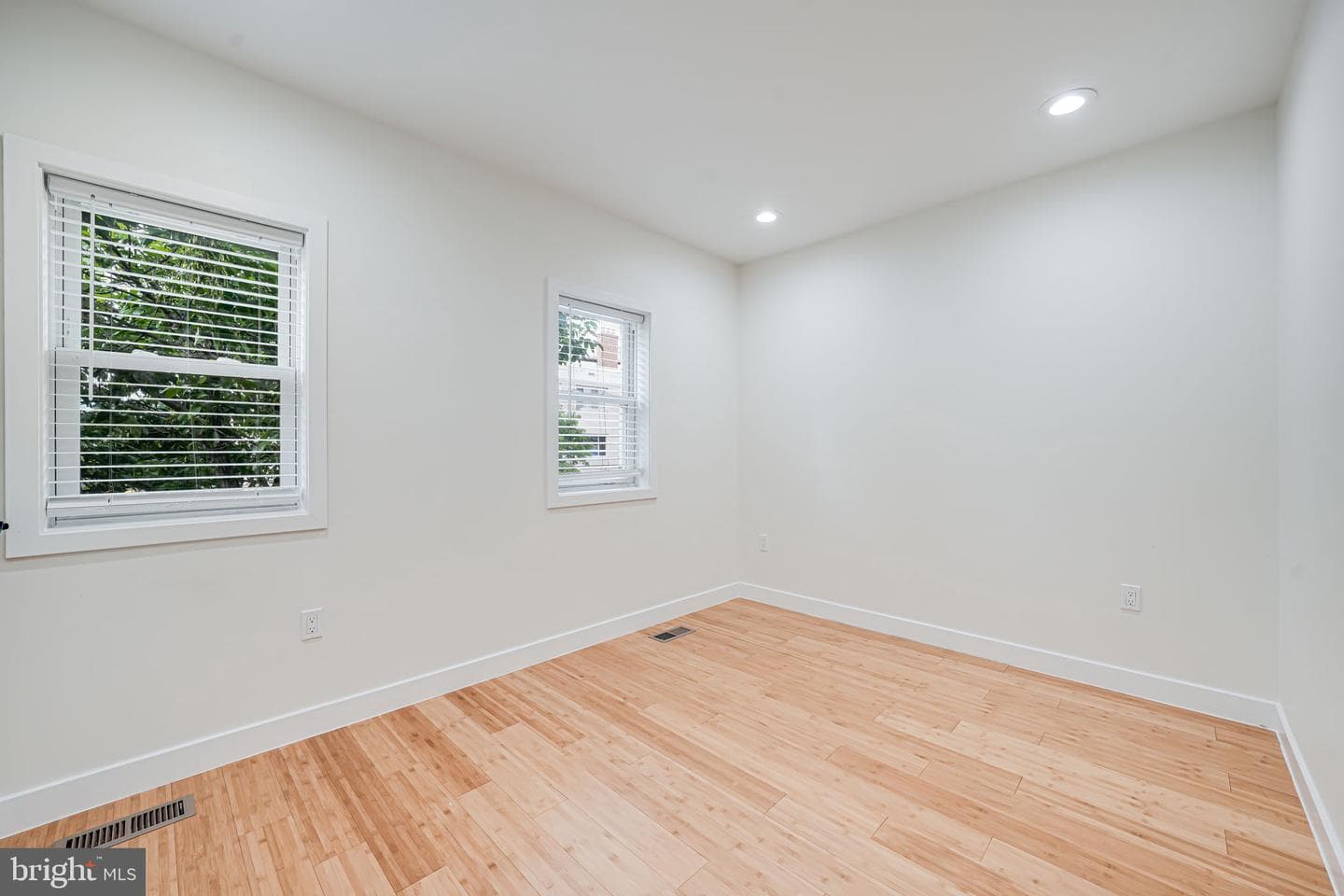 1621 Lyman Place NE photo 18