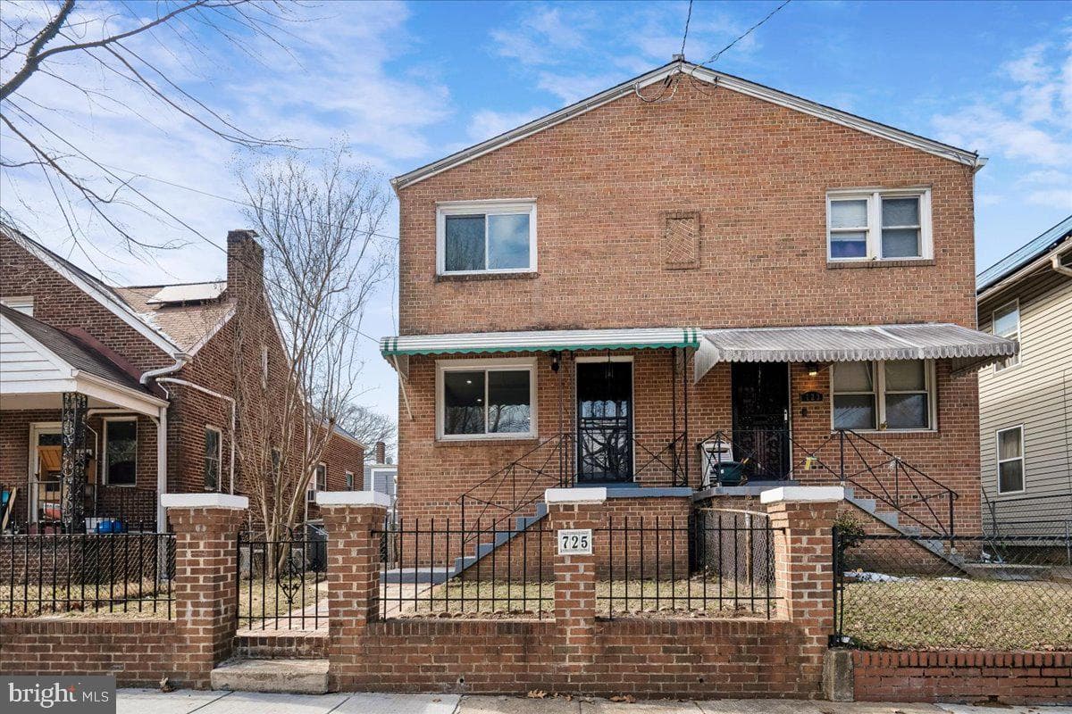 725 Croissant Place SE