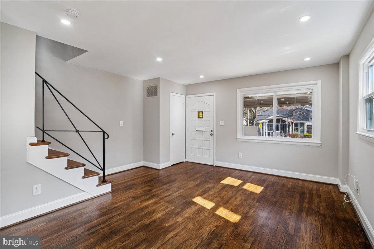 725 Croissant Place SE photo 9
