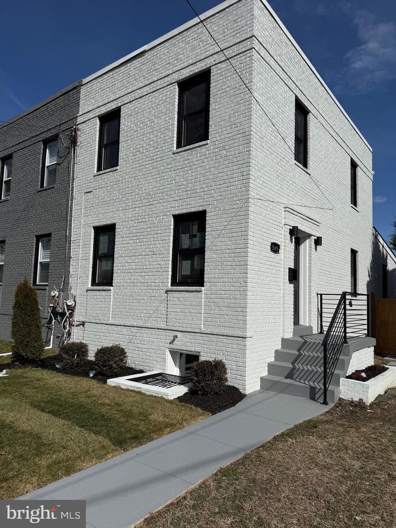 5049 8th Street NE