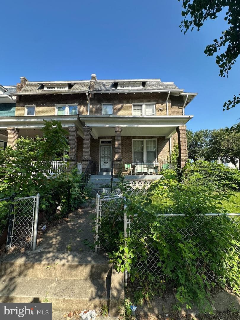 1122 Holbrook Street NE photo 2