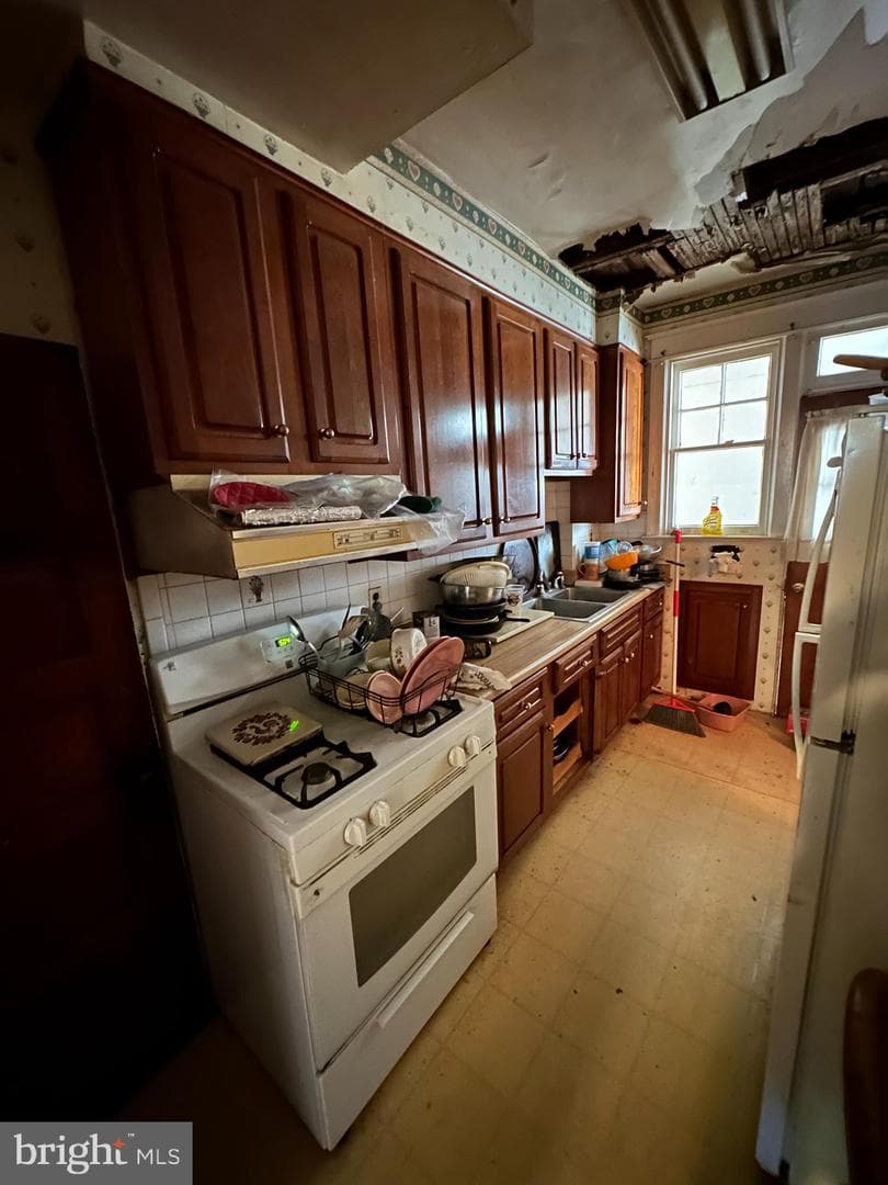 1122 Holbrook Street NE photo 9