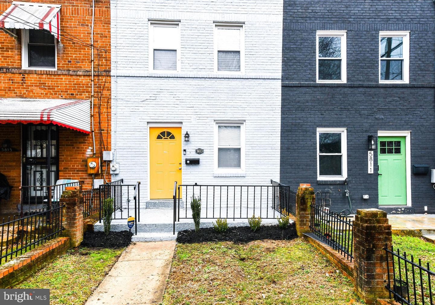 5813 Dix Street NE photo 1