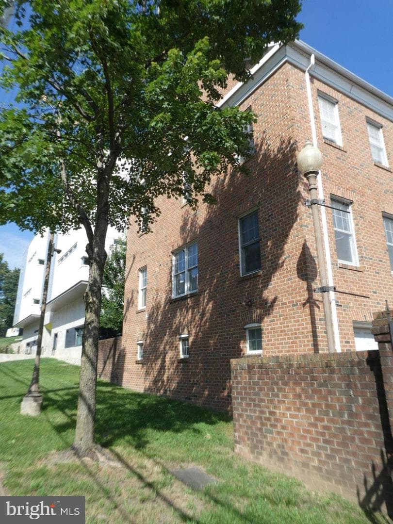 883 Barnaby Street SE photo 46