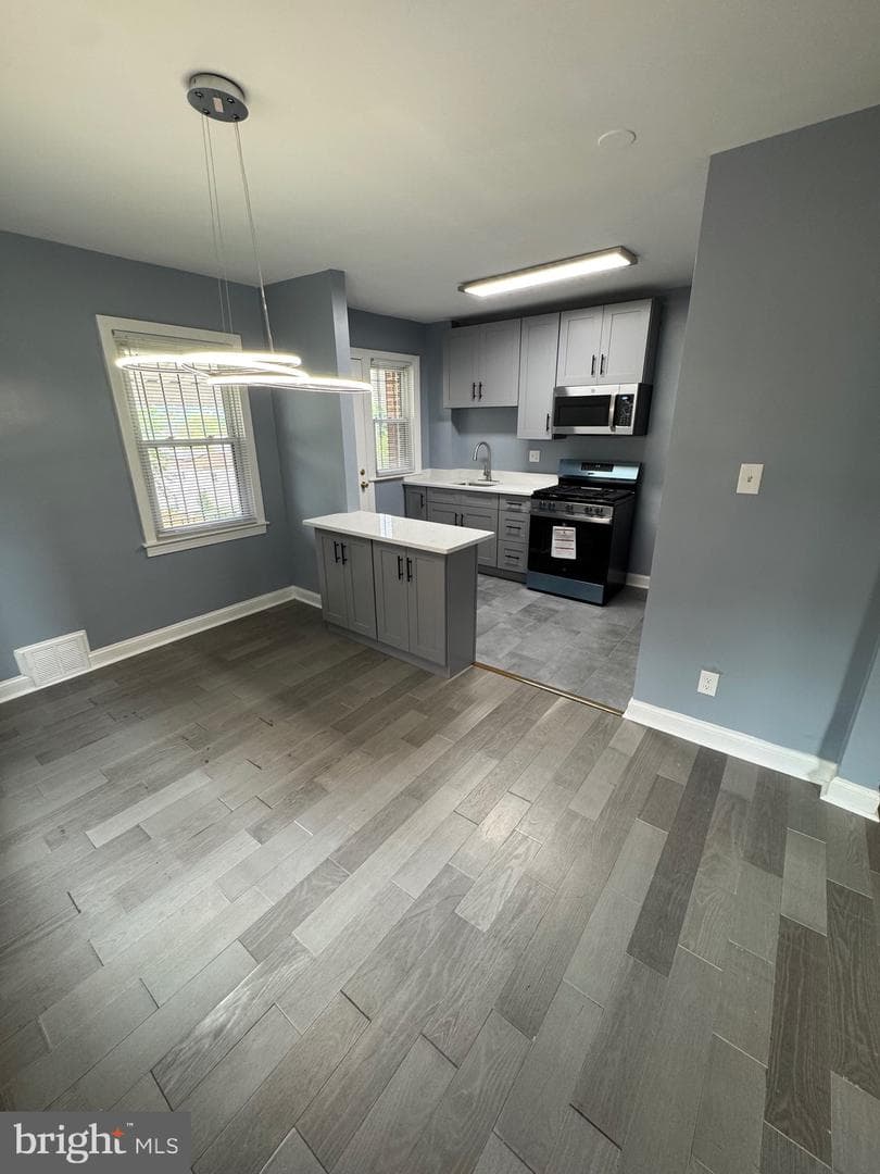 4623 Jay Street NE photo 5