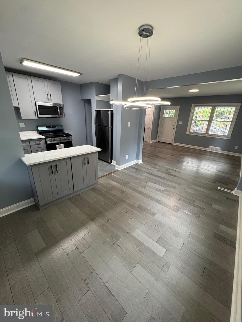 4623 Jay Street NE photo 6