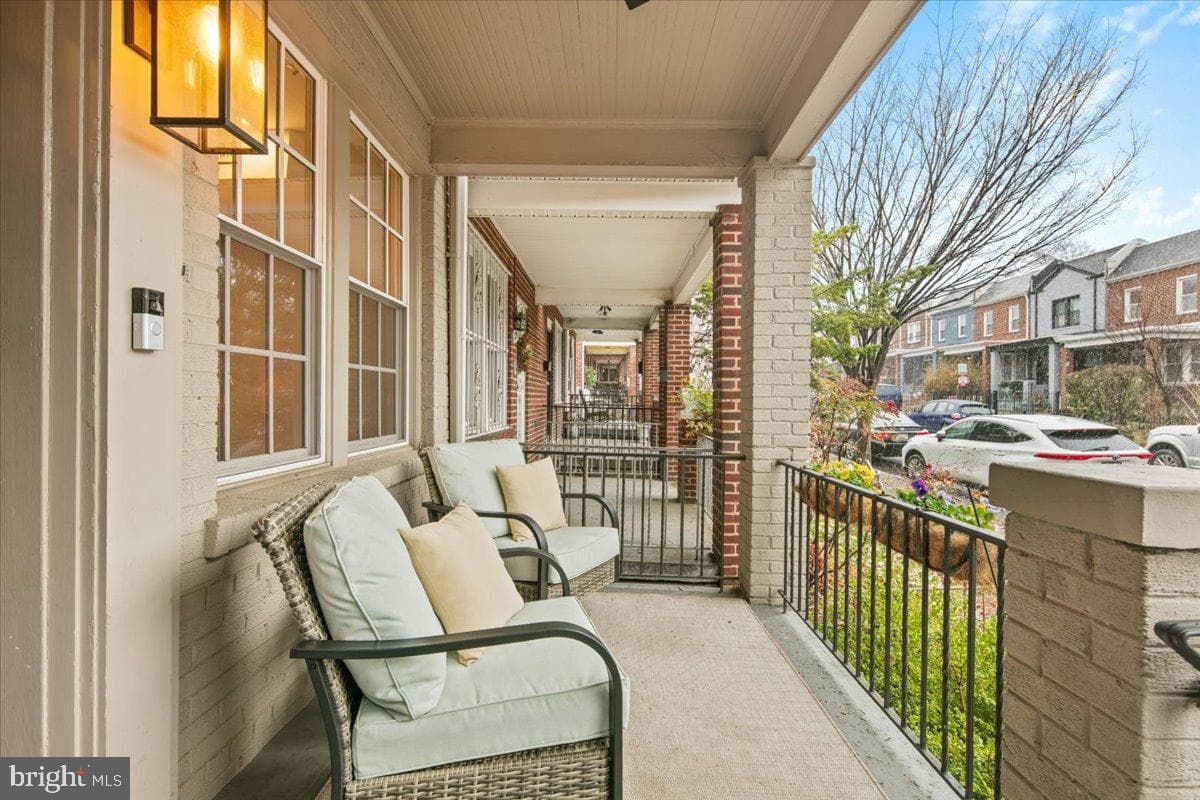 1722 Lang Place NE photo 3