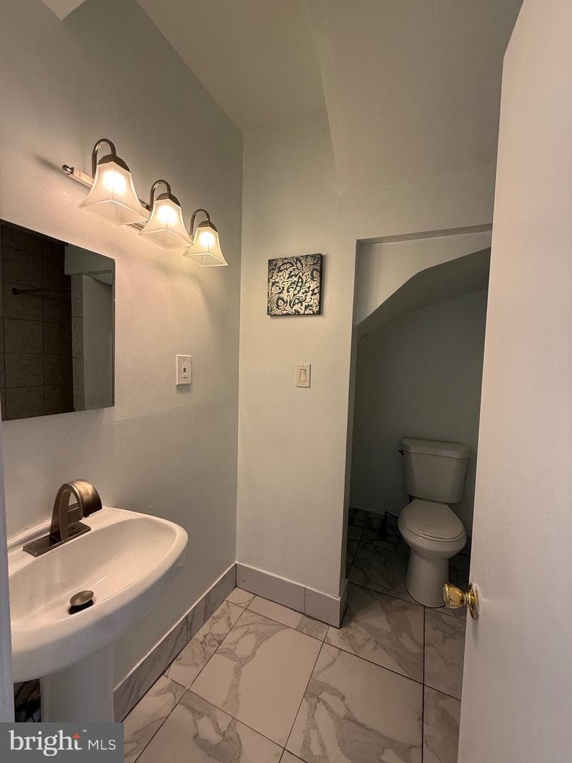 528 Hobart Place NW photo 33