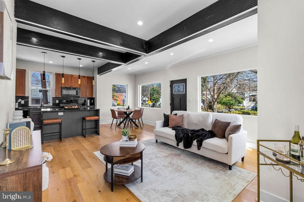 713 Croissant Place SE