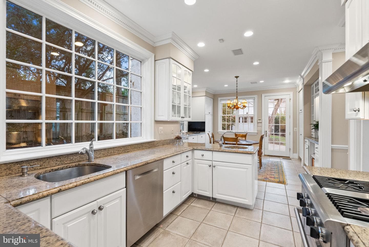 4545 Klingle Street NW photo 9