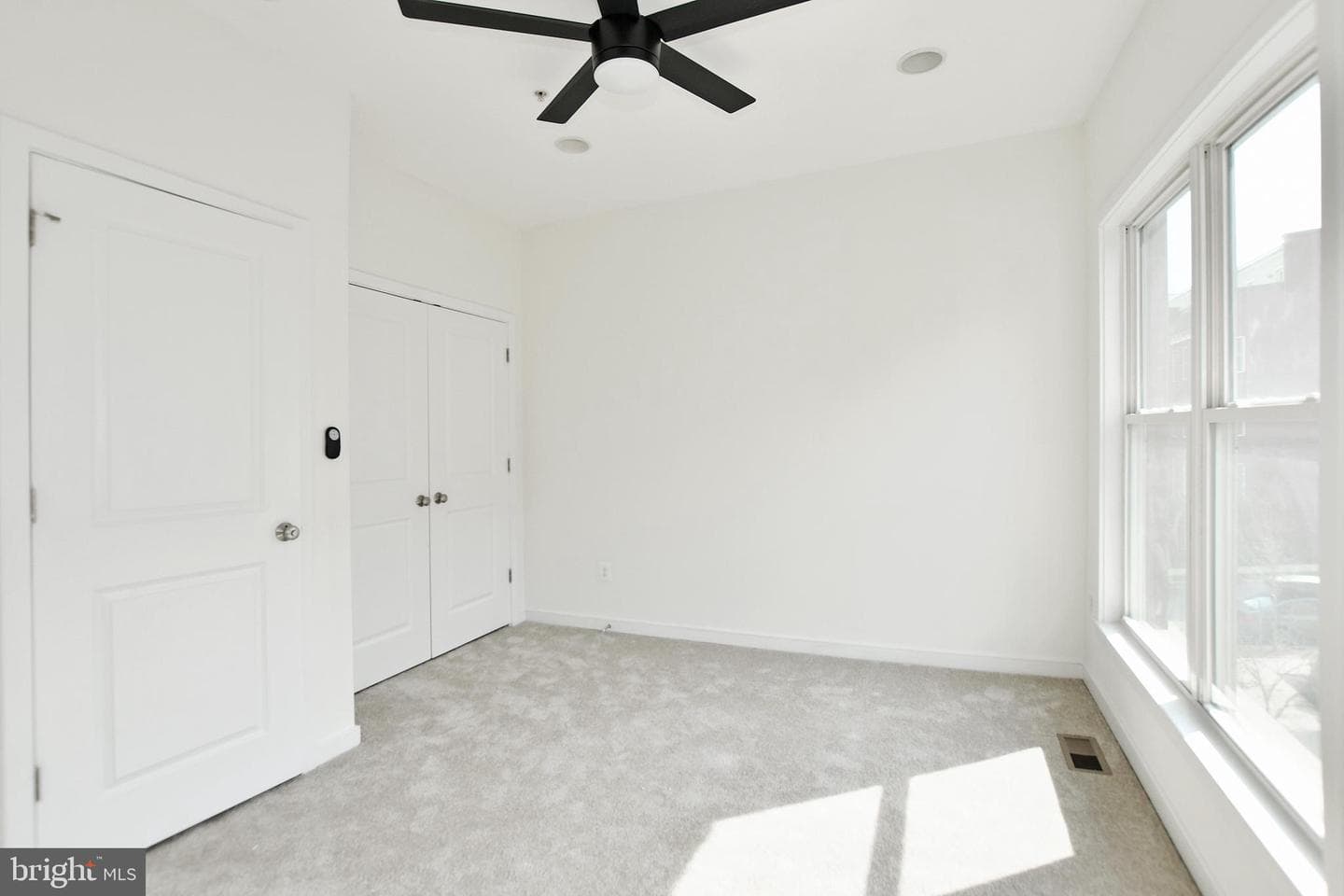 538 Regent Place NE photo 19