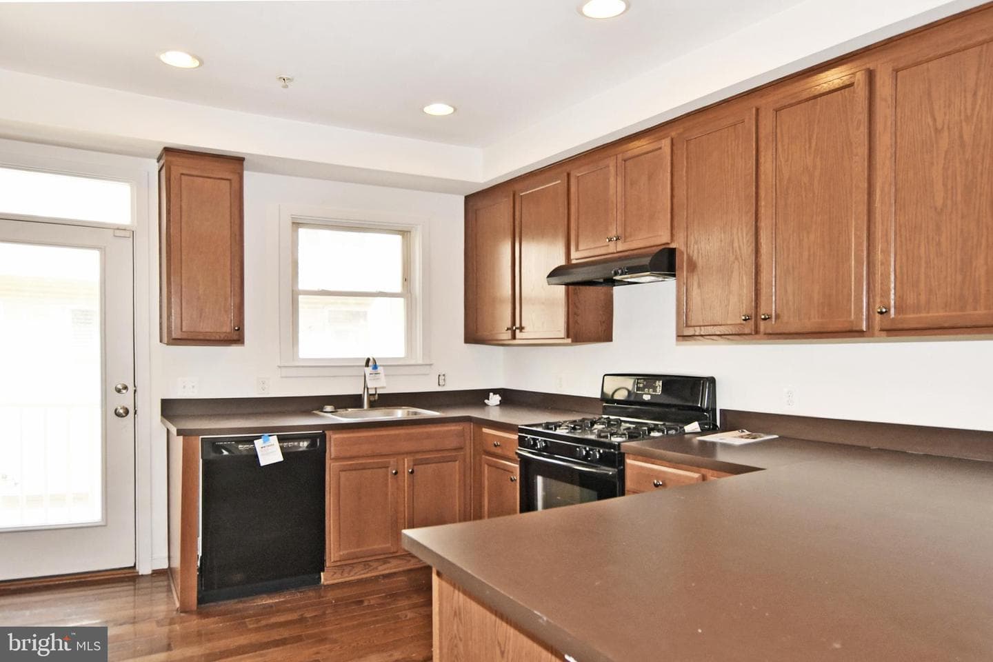 538 Regent Place NE photo 9