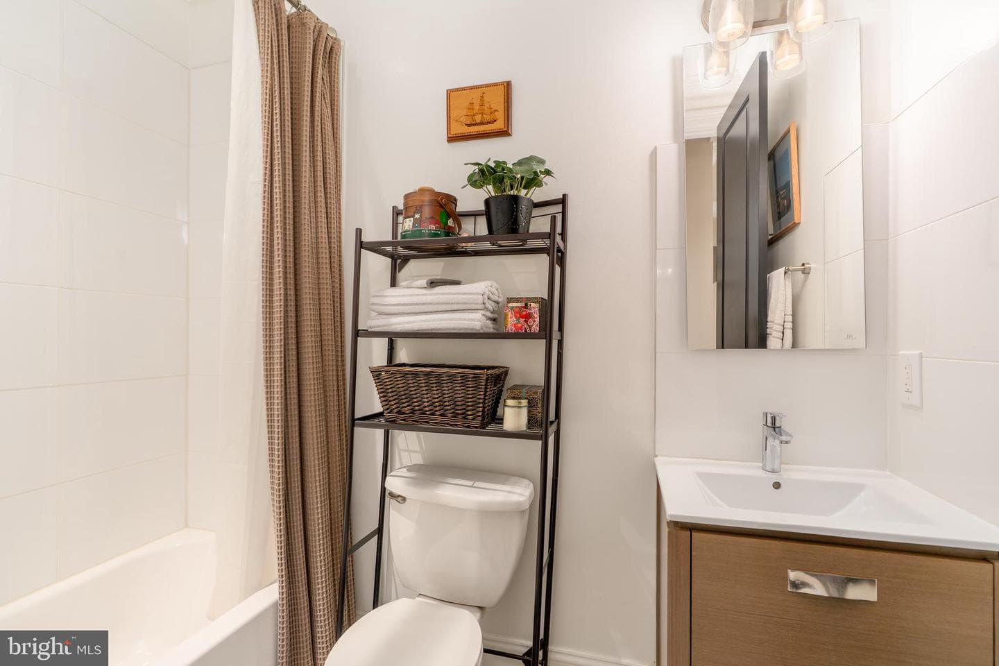 2464 Ontario Road NW #1 photo 16