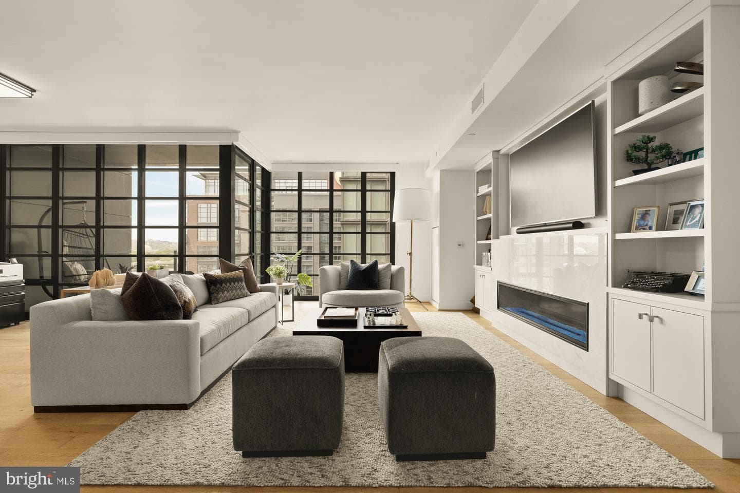 45 Sutton Square SW #906 photo 3